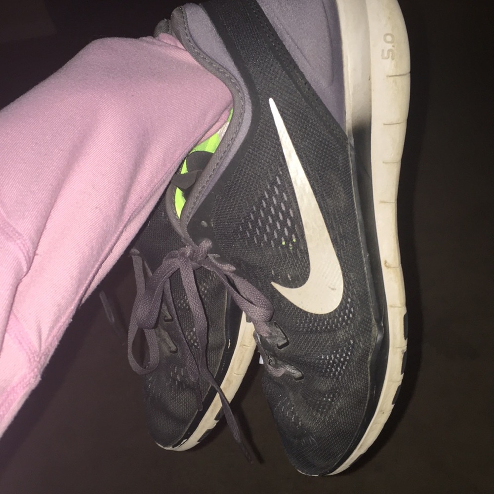 super cute black and white nikes
